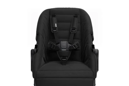 5-point harness with magnetic buckle in Thule Urban Glide reversible seat