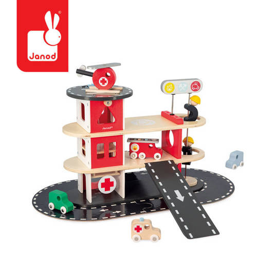 Janod - Wooden fire station with 5 accessories. Bolid 2+