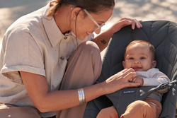 BABYBJÖRN - Bliss Woven, Petal quilt Anthracite, grey frame