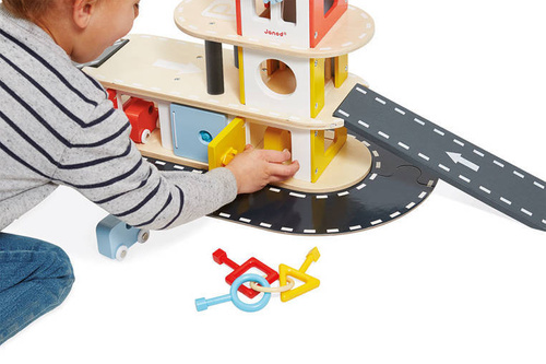 Janod - Wooden garage with 4 accessories. Bolid 2+