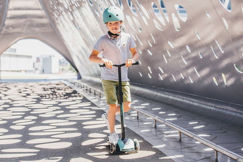 SCOOTANDRIDE - Highwaykick 5 LED - Folding scooter with light-up wheels 5+ Forest