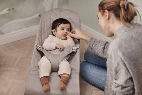 BABYBJORN - BLISS Woven bouncer, Petal Quilt, sand grey + Soft Friends toy