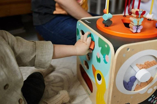 Janod - Multifunctional educational cube with a large loop