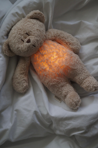 MOONIE 2.0 - organic humming teddy bear with lamp, sand