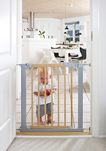 Baby Dan - Avantgarde Safety Gate - Beechwood