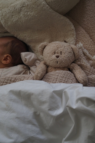 MOONIE 2.0 - organic humming teddy bear with lamp, sand