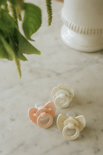 ELODIE DETAILS - Binky Bow Silicone 0-6 months, oat white