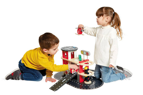 Janod - Wooden fire station with 5 accessories. Bolid 2+