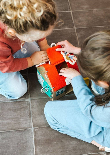 LILLIPUTIENS - Wooden manipulation house with locks Lisek Burglar 3 years +