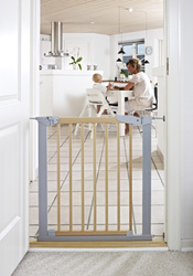 Baby Dan - Avantgarde Safety Gate, beechwood