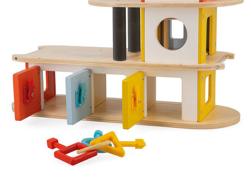 Janod - Wooden garage with 4 accessories. Bolid 2+