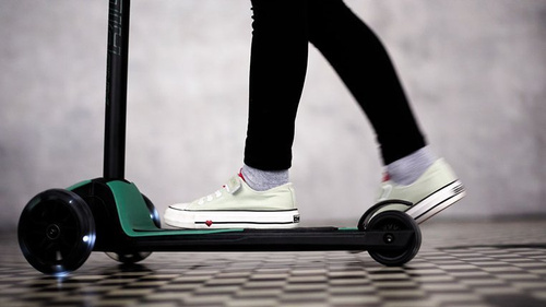 SCOOTANDRIDE - Highwaykick 5 LED - Folding scooter with light-up wheels 5+ Forest