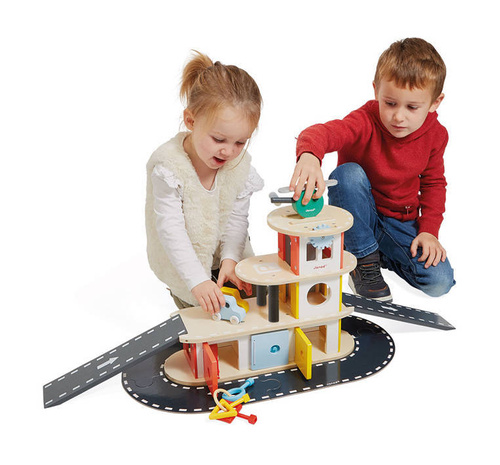 Janod - Wooden garage with 4 accessories. Bolid 2+