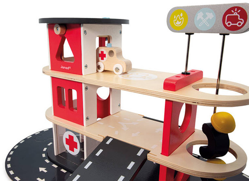 Janod - Wooden fire station with 5 accessories. Bolid 2+