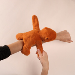 DOUDOU – Podcoll capybara plush slap bracelet, Histoire d'Ours, reddish-brown
