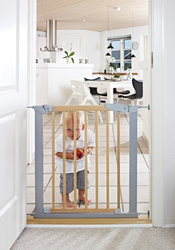 Baby Dan - Avantgarde Safety Gate, beechwood