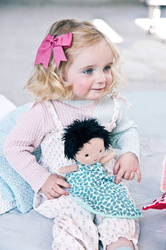 LILLIPUTIENS - Baby doll in a basket with clothes and Ari blanket 12 m +