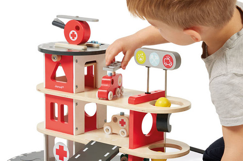 Janod - Wooden fire station with 5 accessories. Bolid 2+