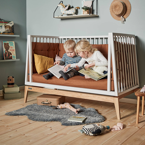 LEANDER - LUNA™ baby cot 0-3 yrs, White/Oak + Conversion kit