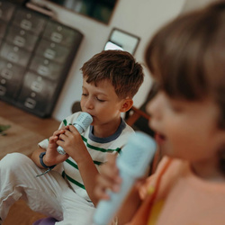 Kidywolf – portable karaoke speaker with microphones Kidykaraoke, green