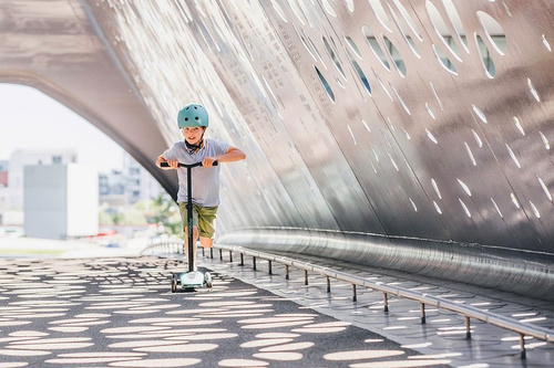 SCOOTANDRIDE - Highwaykick 5 LED - Folding scooter with light-up wheels 5+ Forest