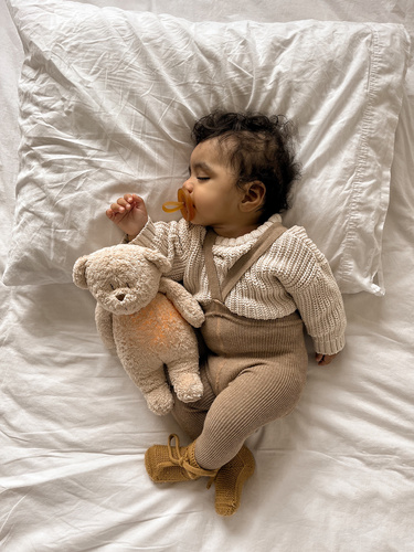 MOONIE 2.0 Set – Humming organic bear with lamp and natural rubber teether – SAND